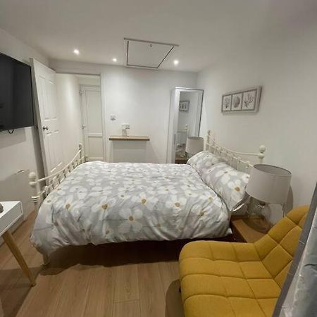 1 Bedroom Guest Suite Near City Centre. Γκλόστερ Εξωτερικό φωτογραφία
