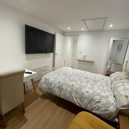 1 Bedroom Guest Suite Near City Centre. Γκλόστερ Εξωτερικό φωτογραφία