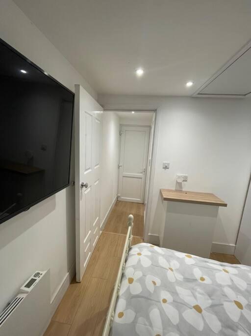 1 Bedroom Guest Suite Near City Centre. Γκλόστερ Εξωτερικό φωτογραφία
