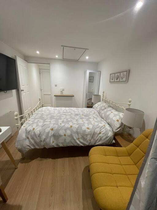 1 Bedroom Guest Suite Near City Centre. Γκλόστερ Εξωτερικό φωτογραφία