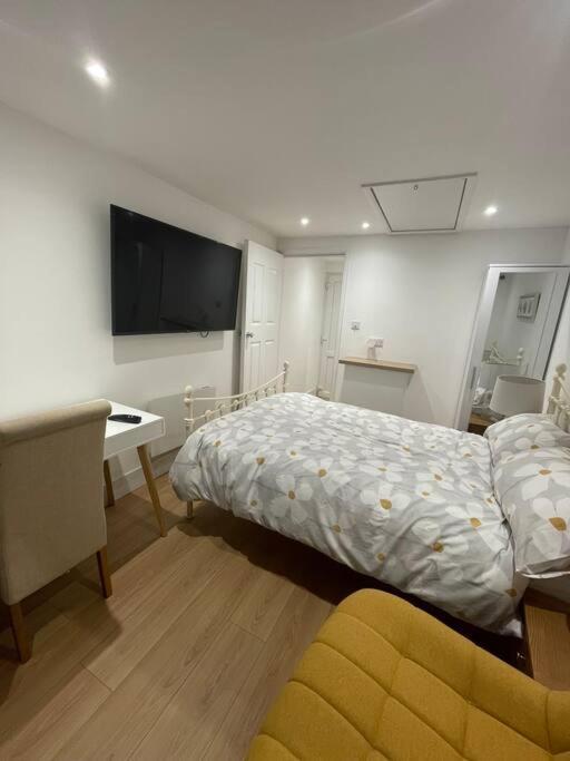 1 Bedroom Guest Suite Near City Centre. Γκλόστερ Εξωτερικό φωτογραφία